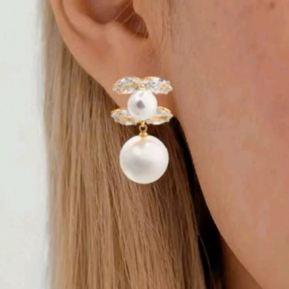 Elegant Pearl and Crystal Drop Earrings - Picture 4 of 5
